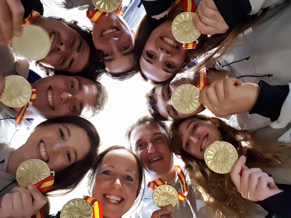 Jugadores del club celebrando sus medallas